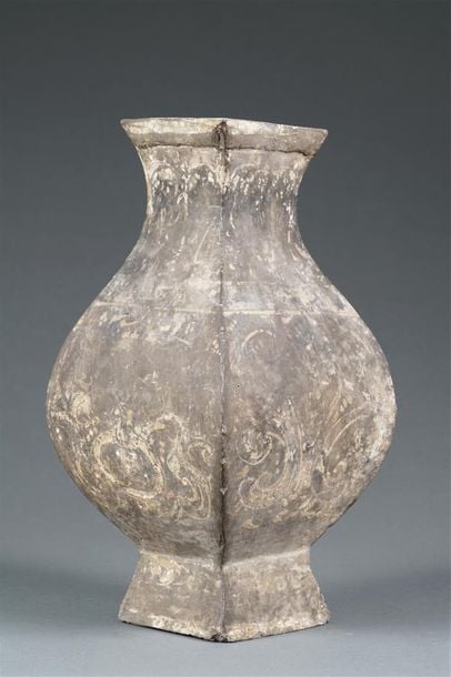 GRANDE URNE FUNERAIRE DE FORME BALUSTRE FACETTEE / QUADRANGULAIRE EN TERRE-CUITE POLYCHROMEE