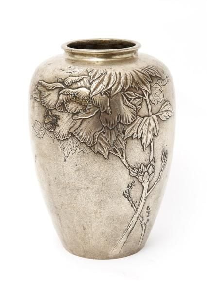Grande vase en bronze-nickel décoré d'un relief de pivoines (botan