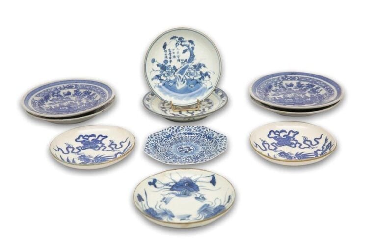 GROUPE DE PORCELAINES BLEU BLANC