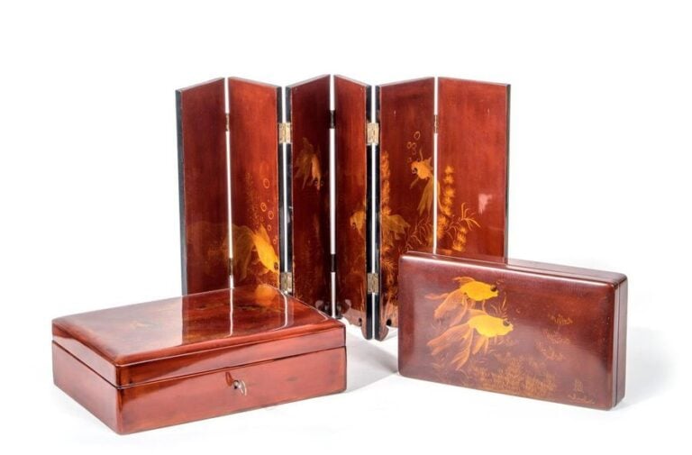 GROUPE DE TROIS (3) OBJETS EN LAQUE