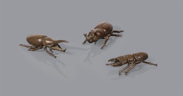 GROUPE DE TROIS (3) OKIMONO EN BRONZE FORMANT SCARABEES