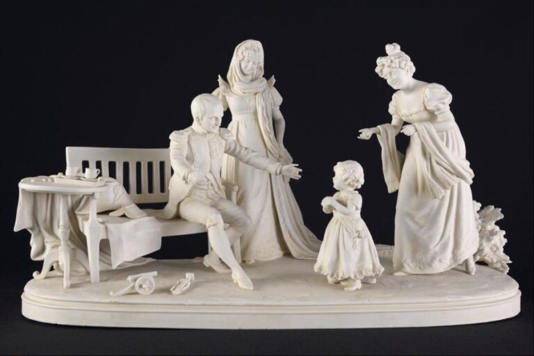 Groupe en biscuit figurant Napoléon Ier, Joséphine de Beauharnais, une femme et un enfant au jardin parmi les jouet