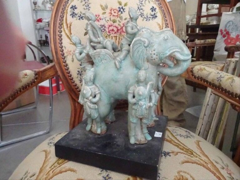 GROUPE EN GRES MOULE GLACURE FIGURANT UN ELEPHANT QUE CHEVAUCHENT DES PERSONNAGES Chine époque début XXe siècle Fixé à un socle