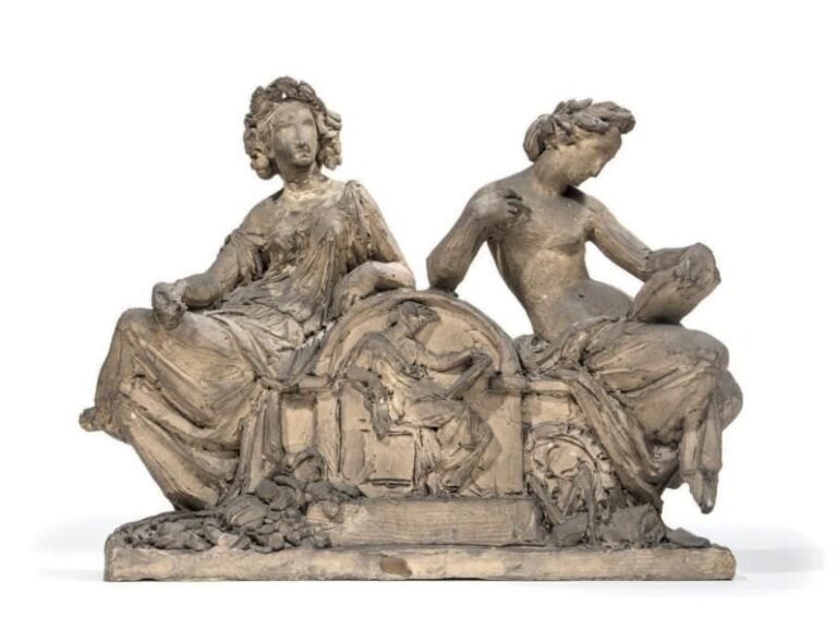 Groupe en terre cuite représentant un projet de mausolée sous la forme d'un cippe à figure en relief flanqué de deux figures féminines allégoriques représentées assises, l'une vêtue d'un long drapé, l'autre partiellement dévêtue lisan