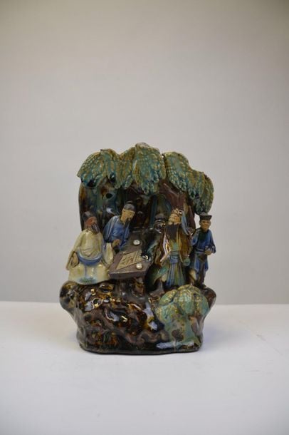 GROUPE FORMANT VASE EN GRES EMAILLE POLYCHROME, SHIWAN