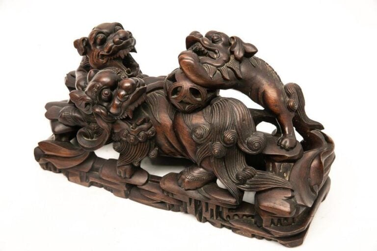 GROUPE MONOXYLE SCULPTE D'UN CHIEN FÔ ET DE SES PETITS