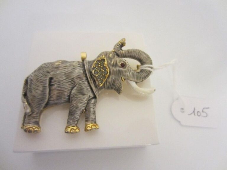 GUBELIN BROCHE PENDENTIF «éléphant» en métal doré ciselé orné d'émail et serti de pierres de couleu