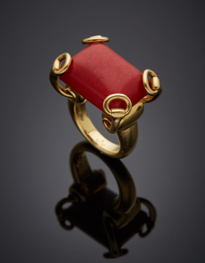 GUCCI - Importante BAGUE collection "Horsebit Cocktail" en or jaune (750‰) grif…