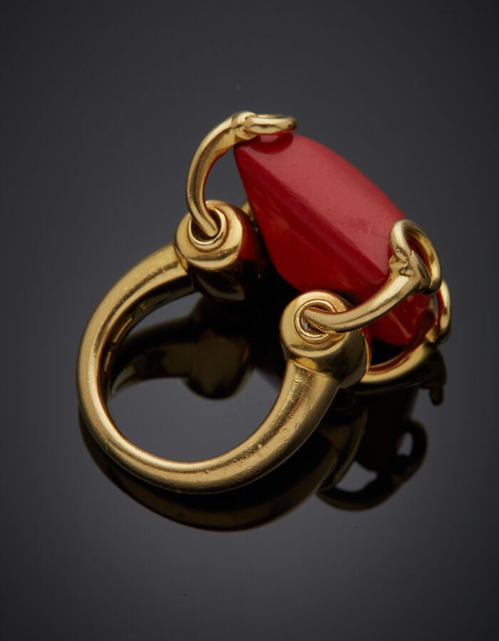 GUCCI - Importante BAGUE collection "Horsebit Cocktail" en or jaune (750‰) grif…
