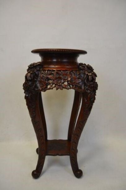 GUERIDON EN BOIS SCULPTE DANS LE GOUT ASIATIQUE