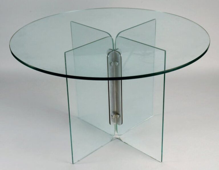 Guéridon en verre et aluminium, plateau circulaire sur piètement cruciforme formé de quatre dalles de verre enchassées dans une pièce d'aluminiu