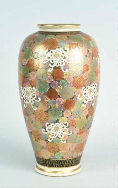 GYOZAN Vase ovoïde en faïence de Satsuma à décor couvrant émaillé polychrome et or de fleur