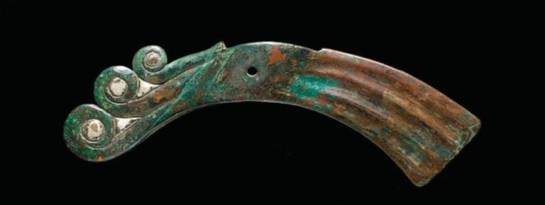HACHE À VOLUTES Hache-marteau incrustée d'argent, de même profil que la précédent
