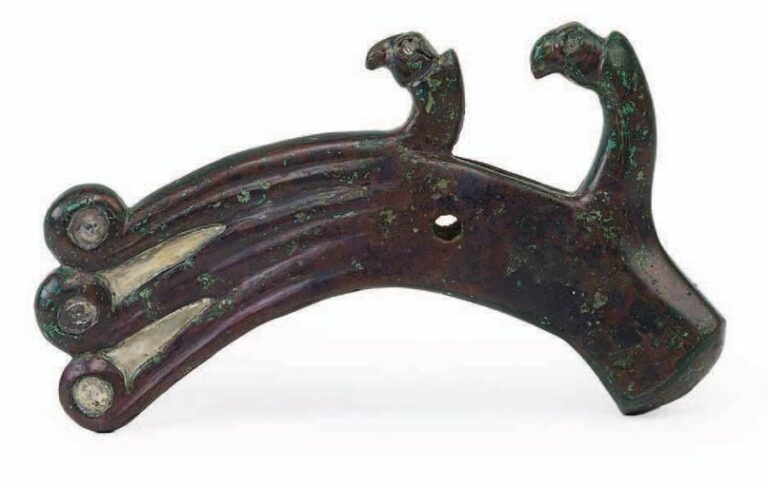 Hache marteau au talon présentant trois volutes incrustées d'une tôle d'argen