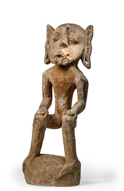 Hampatong, démon en bois sculpté, mains sur les genoux et jambes fléchie