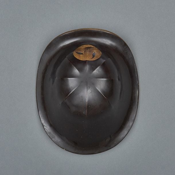 Haut chapeau de samouraï laqué noir (bat?jingasa), intérieur laqué roug