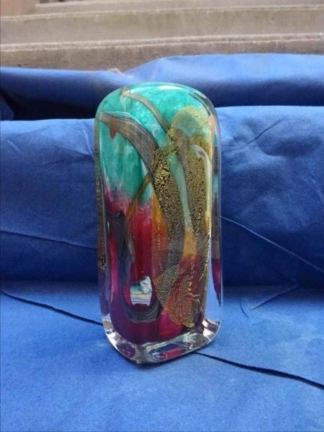Haut vase soliflore de section rectangulaire à bords arrondis en cristal pressé-moulé à décor intercalaire de bandes et de taches vertes roses noires et o