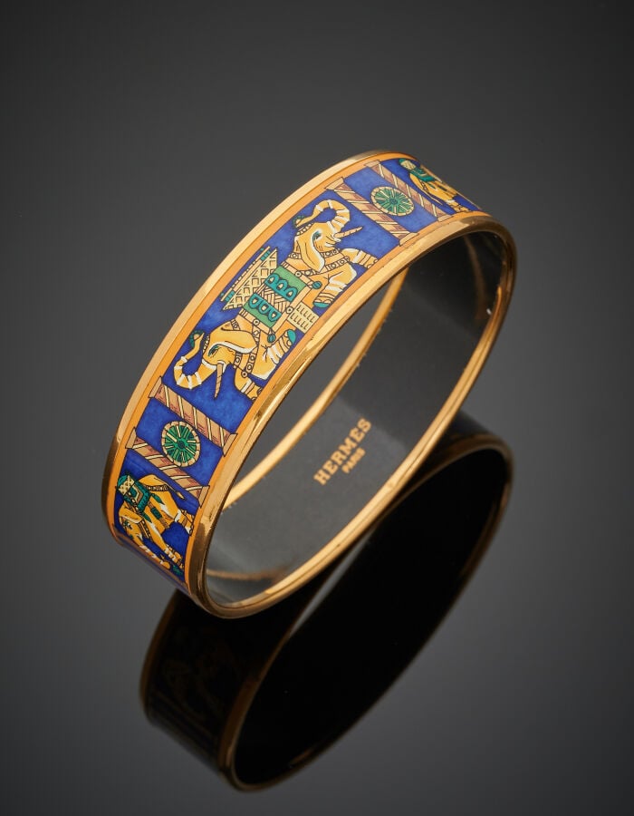 HERMES - BRACELET manchette métal doré, orné de laque à motifs de huit éléphant…