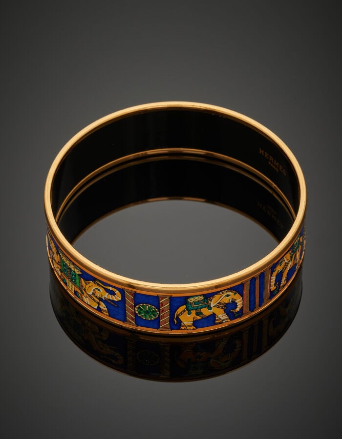 HERMES - BRACELET manchette métal doré, orné de laque à motifs de huit éléphant…