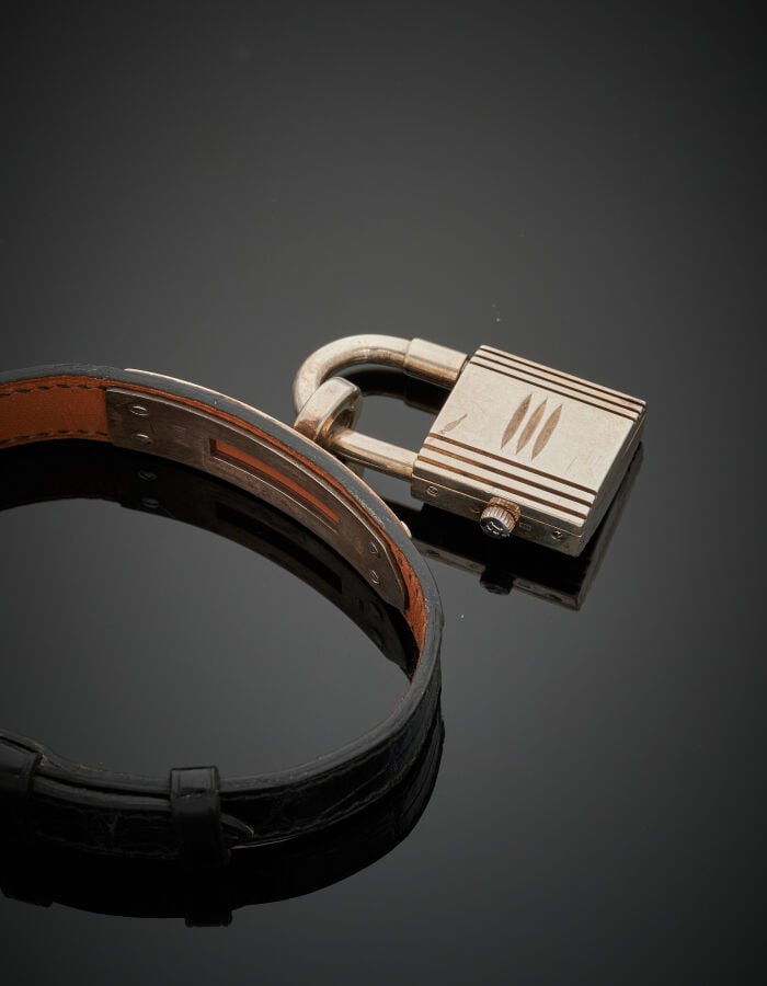 HERMES - BRACELET MONTRE de dame, modèle "Kelly" en argent (925‰). Cadran satin…