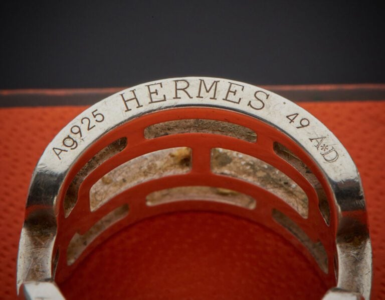 HERMES - Large BAGUE modèle "Arcane" en argent (925‰) ajouré à motifs géométriq…