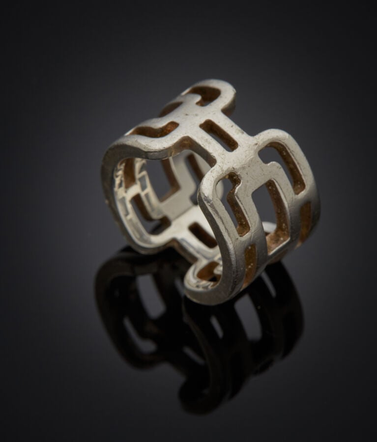 HERMES - Large BAGUE modèle "Arcane" en argent (925‰) ajouré à motifs géométriq…