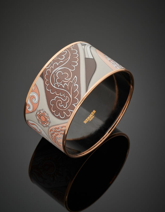 HERMES - Large BRACELET manchette métal doré, orné de laque à motifs de fleur r…