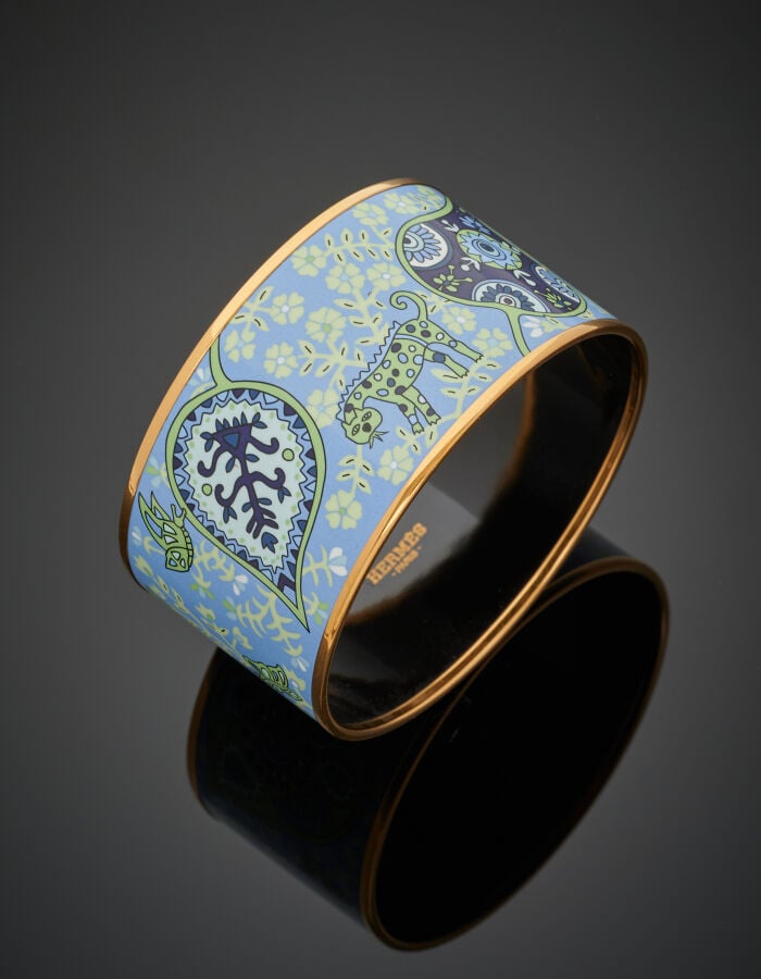 HERMES - Large BRACELET manchette métal doré, orné de laque bleue et verte, à m…