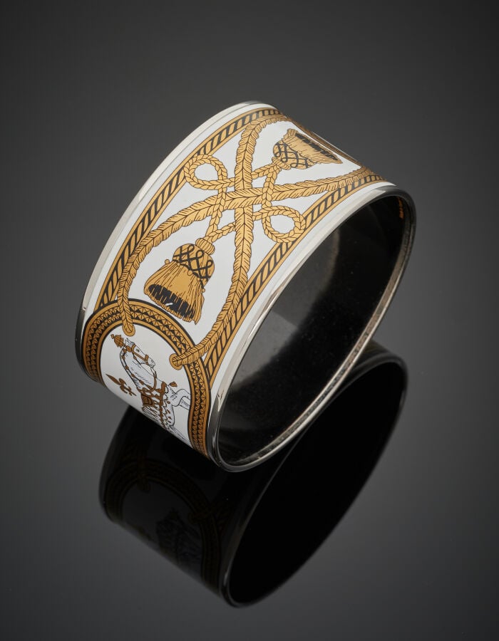 HERMES - Large BRACELET manchette métal doré, orné de laque dorée et blanche, à…
