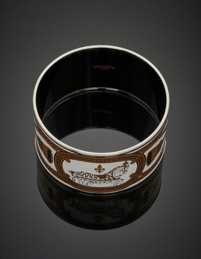 HERMES - Large BRACELET manchette métal doré, orné de laque dorée et blanche, à…