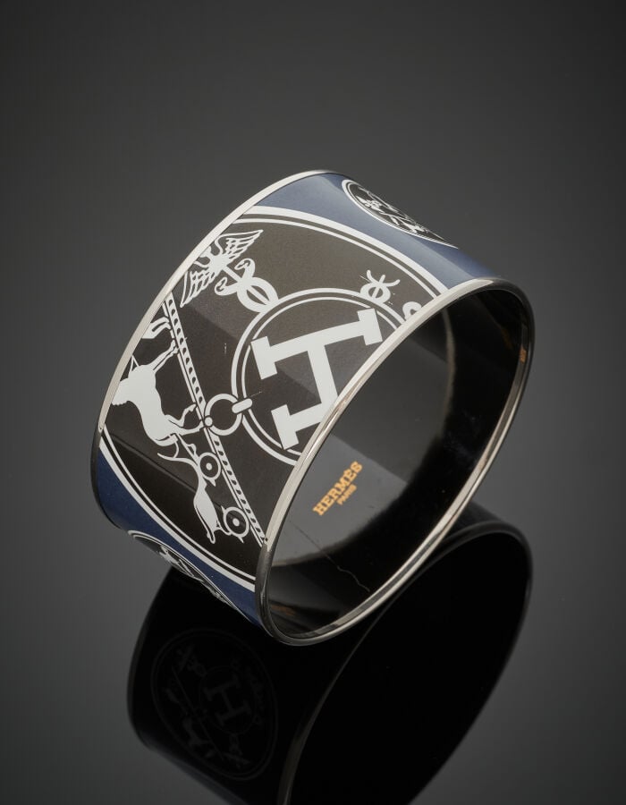 HERMES - Large BRACELET manchette métal, orné de laque bleue, blanche et noire.…
