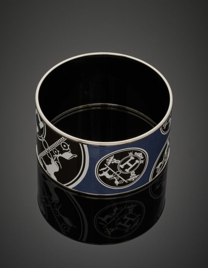 HERMES - Large BRACELET manchette métal, orné de laque bleue, blanche et noire.…