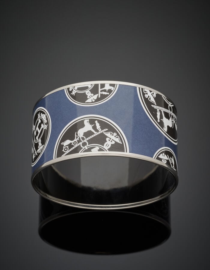 HERMES - Large BRACELET manchette métal, orné de laque bleue, blanche et noire.…