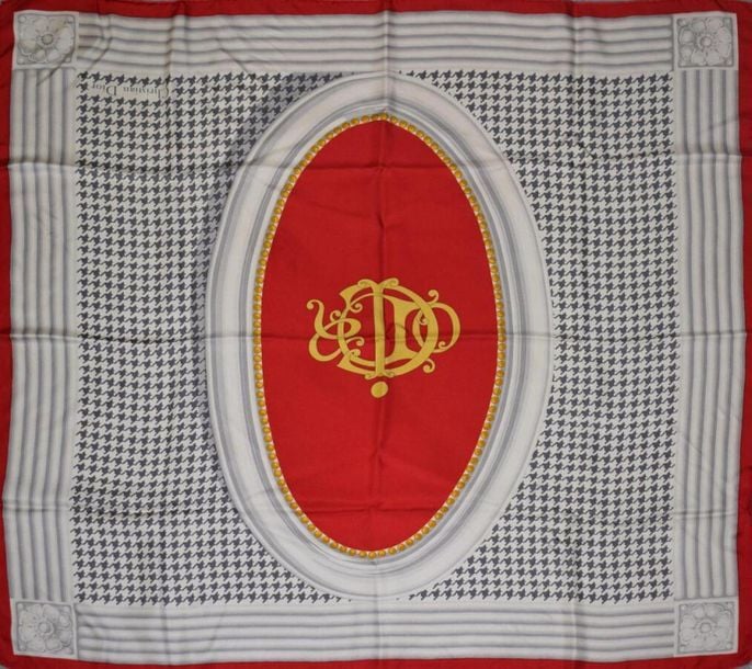 HERMES "Les clés" foulard en soie, dans sa boîte (un coin recousu, petites tâches, boîte usée)