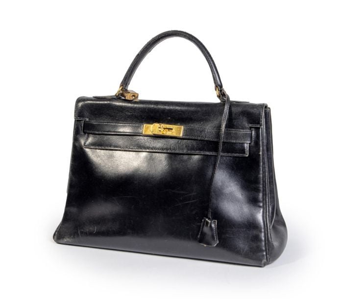 HERMES Paris: Sac "Kelly" en box noir, attache, fermoir plaqué or, griffure, oxydation, attache, intérieure non d'origin