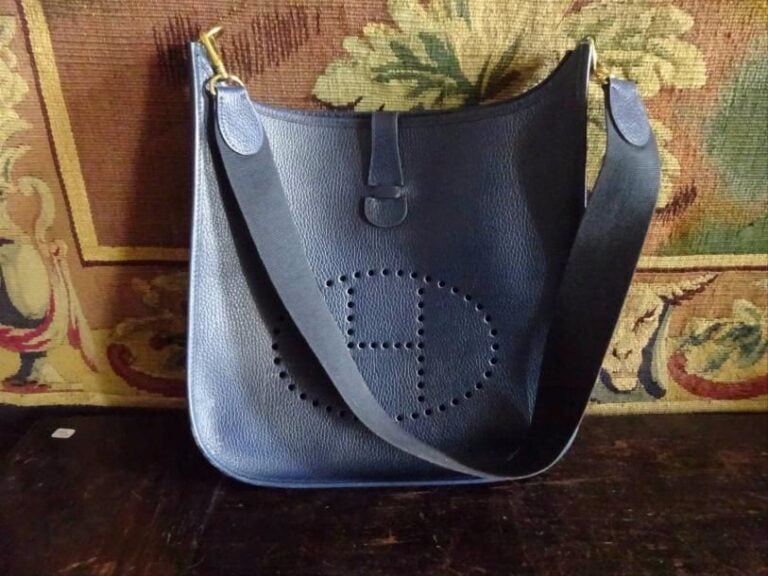 HERMES Sac "Evelyne" en cuir marine (usures