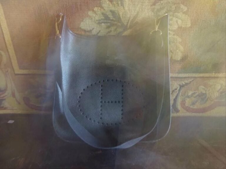 HERMES Sac "Evelyne" en cuir noir (usures, griffures