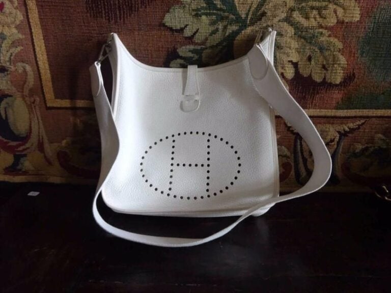 HERMES Sac "Evelyne" porté épaule en cuir blanc (usures