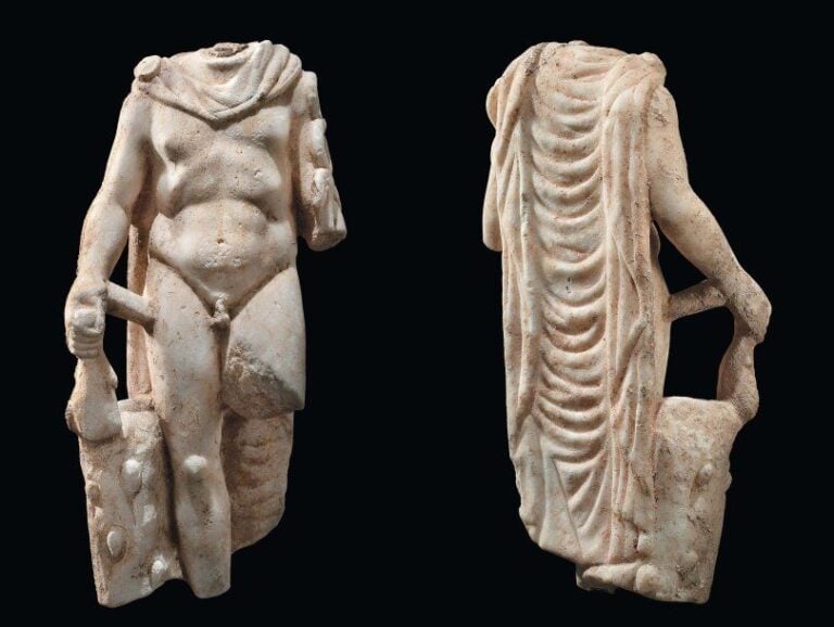 HERMÈS Statuette acéphale en marbre blanc, représentant le dieu nu, debou