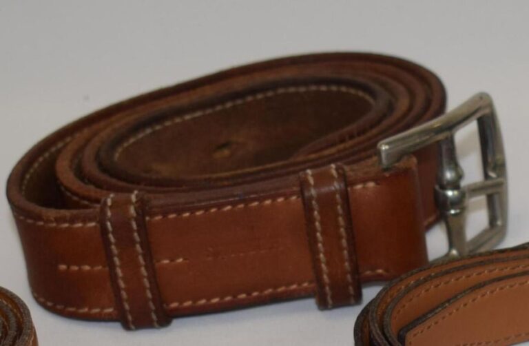 HERMES Une ceinture d'homme à boucle en cuir naturel et surpiqûres blanches - largeur : 3 et longueur : 104