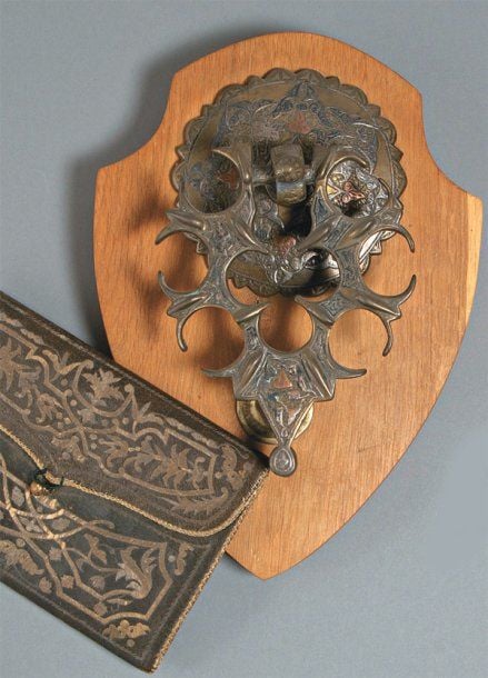 HEURTOIR Plaque et son heurtoir en cuivre incrusté d'argent et de cuivre rouge, à décor de fleuron