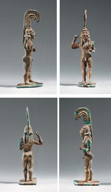HOPLITE Statuette de guerrier nu, debout jambe gauche en avant sur une plateforme rectangulaire, le bras droit levé pour brandir un javelot, casqué et coiffé de longues boucles retombant en mèches verticales sur le torse et dans le do