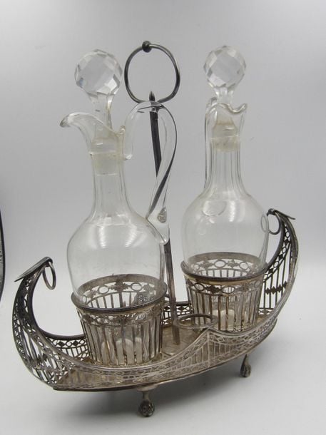 HUILIER en argent ajouré (950 millième) de forme navicelle posant sur quatre pieds griffe