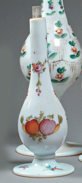 HUIT ASPERSOIRS Aspersoirs à eau de rose en opaline blanche, à décor polychrome émaillé de fleurettes ou de fruit
