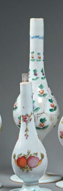 HUIT ASPERSOIRS Aspersoirs à eau de rose en opaline blanche, à décor polychrome émaillé de fleurettes ou de fruit