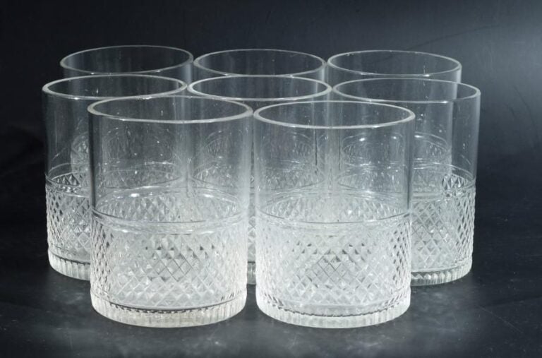 Huit gobelets droits gravés à pointes de diamants en partie inférieur