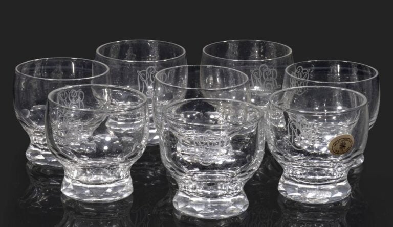 Huit verres à liqueur en cristal taillé à facettes à la base ; monogramme grav