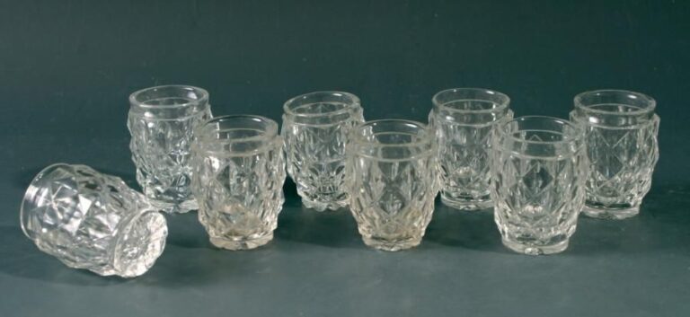 Huit verres à liqueur en forme de tonneau en cristal taillé à pointes de diaman