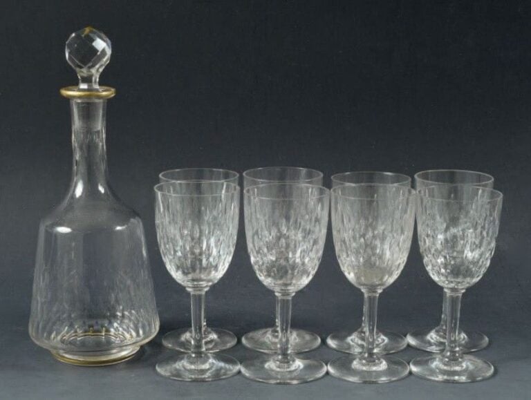 Huit verres à pied en cristal taillé à grains de riz; marque gravée sous le pied (une égrenure à un pied