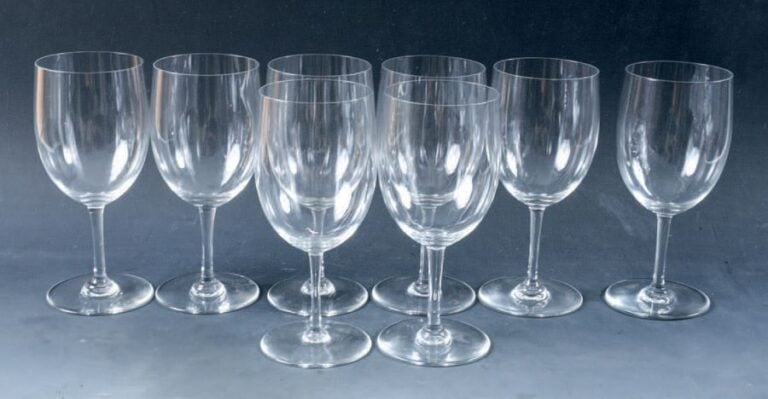 Huit verres ballons sur pied en crista
